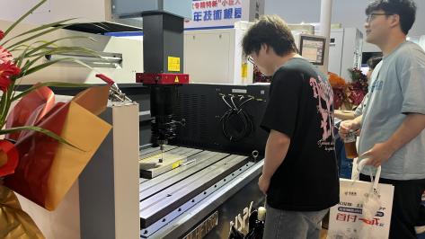 信息工程学院师生深度参与 2025 厦门工业博览会技术论坛